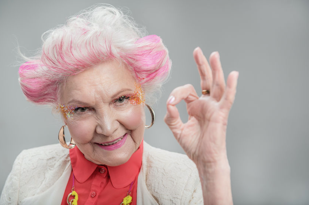 Желто розовый бабушки. Старушки с цветными волосами. Старушка с розовыми волосами. Старушка с фиолетовыми волосами. Бабульки с розовыми волосами.