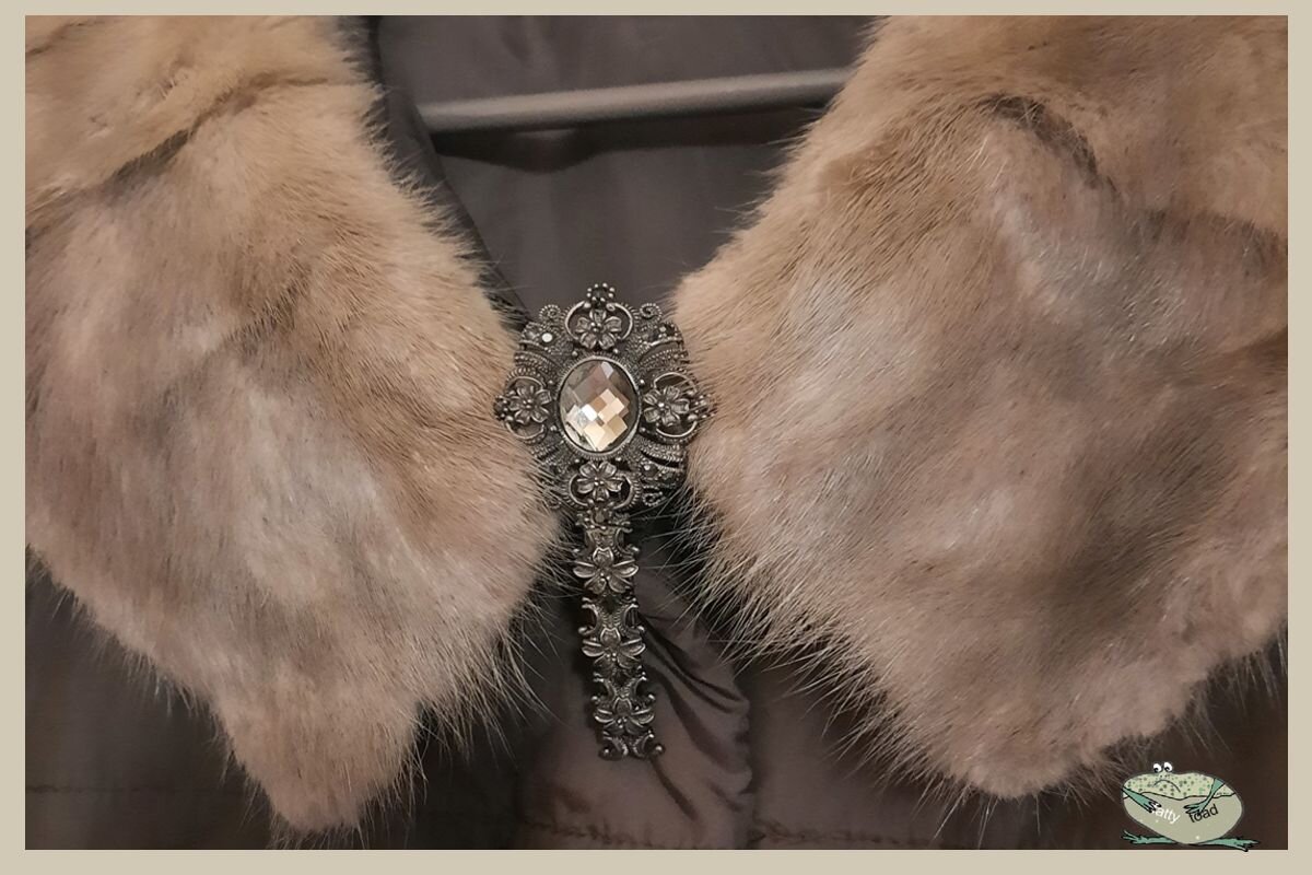 Это не брошь, а просто заколка для волос.