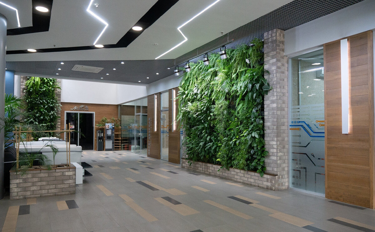 Это не искусственные цветы, а настоящие! Я потрогала)))