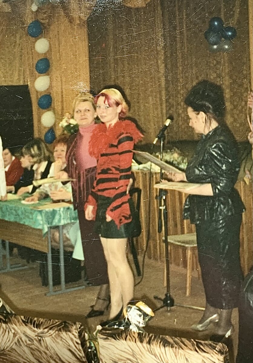 Это мне в 11 классе вручают аттестат 😄 Ох школа, школа. 