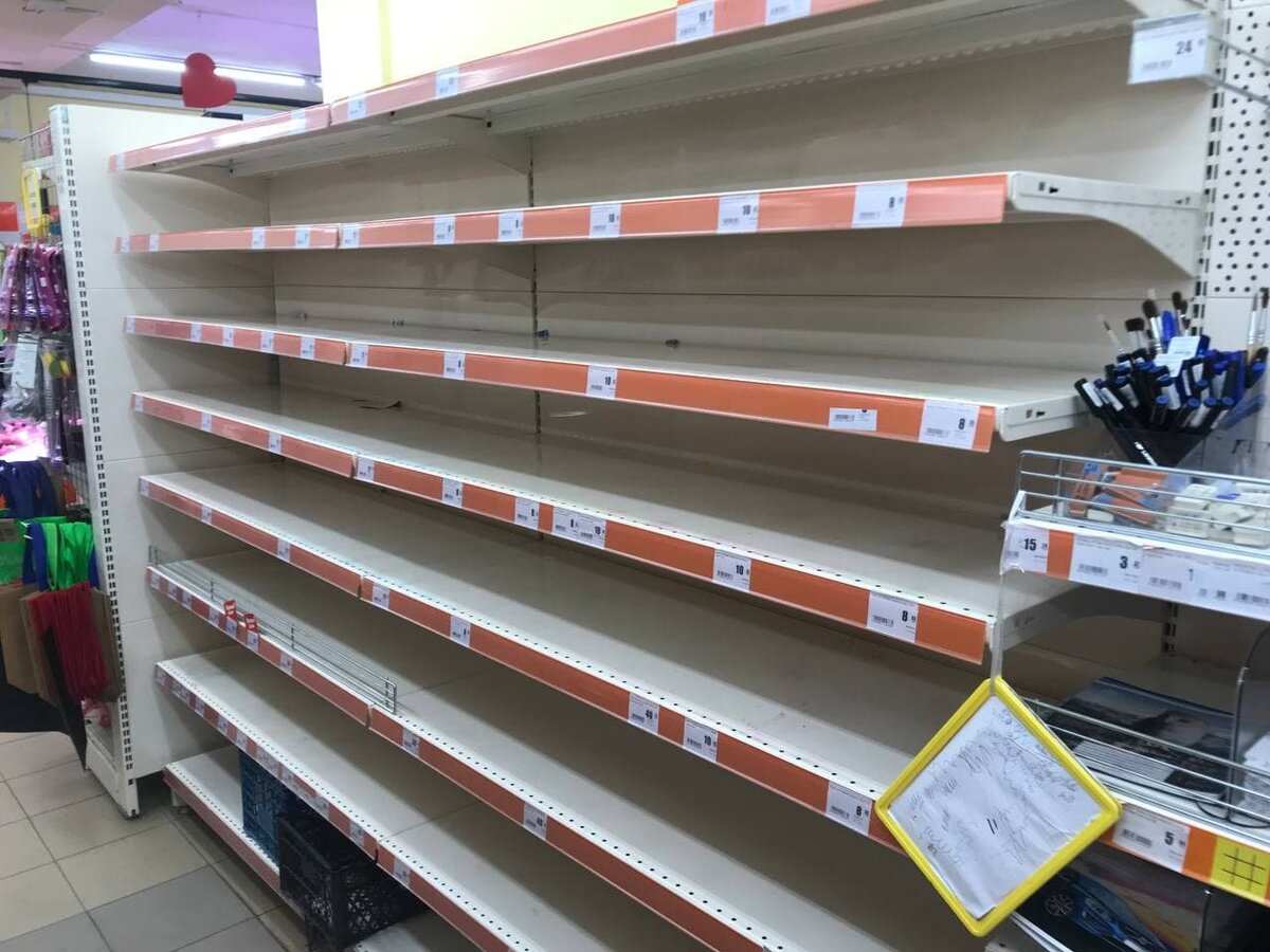 Пустые полки в магазинах. Раньше тут были корма для животных. Сейчас ничего нет