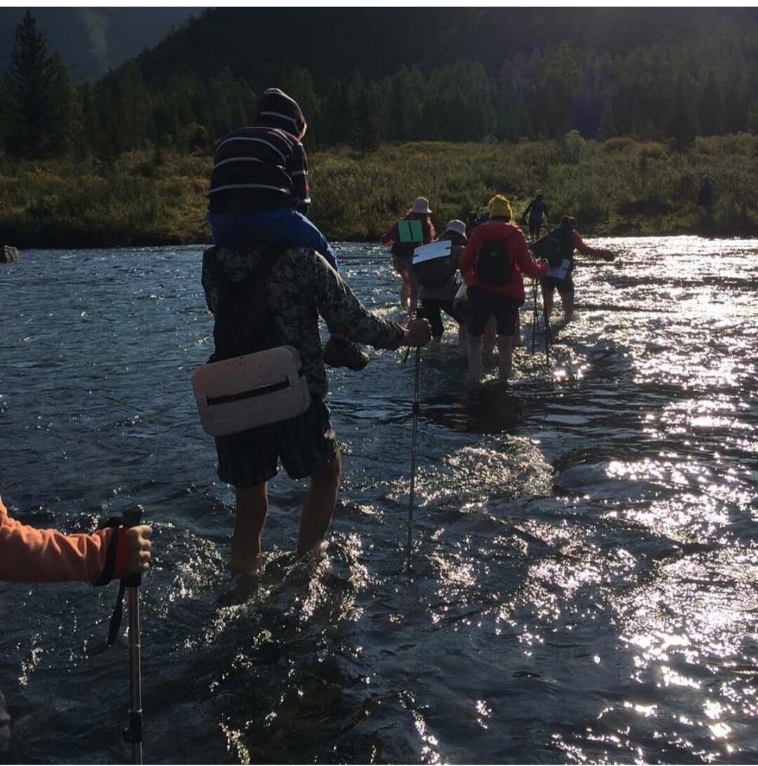 Идём вброд.  Василий несёт Пиздюка 
