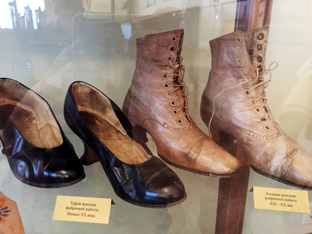 Ботинки женские фабричной работы XIX-XX века. Туфли женские фабричной работы. Начало XX века. Музей истории купечества в Гостином дворе 