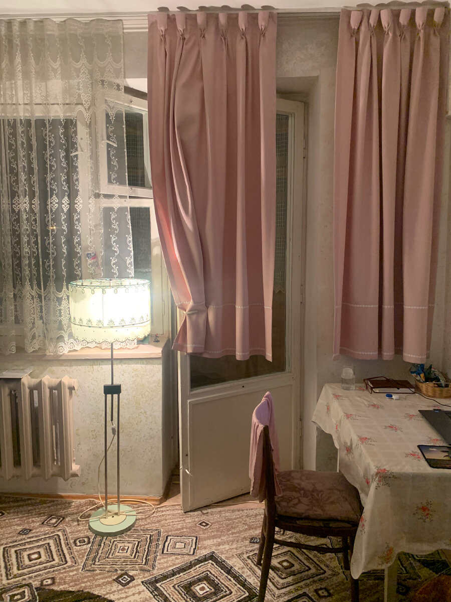 На кухне вчера перегорела лампочка, и там что-то страшное с цоколями, короче поменять не могу (мужика надо). Достала с балкона торшер, про который думала, что он не работает, и теперь вот, советский романтИк)