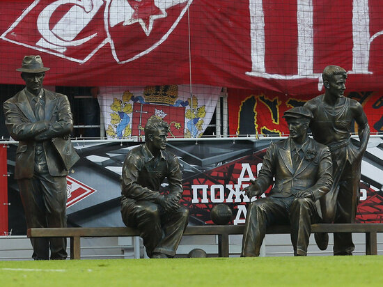 ПАМЯТНИК БРАТЬЯМ СТАРОСТИНЫМ НА СТАДИОНЕ «СПАРТАКА». ФОТО: PREMIERLIGA.RU