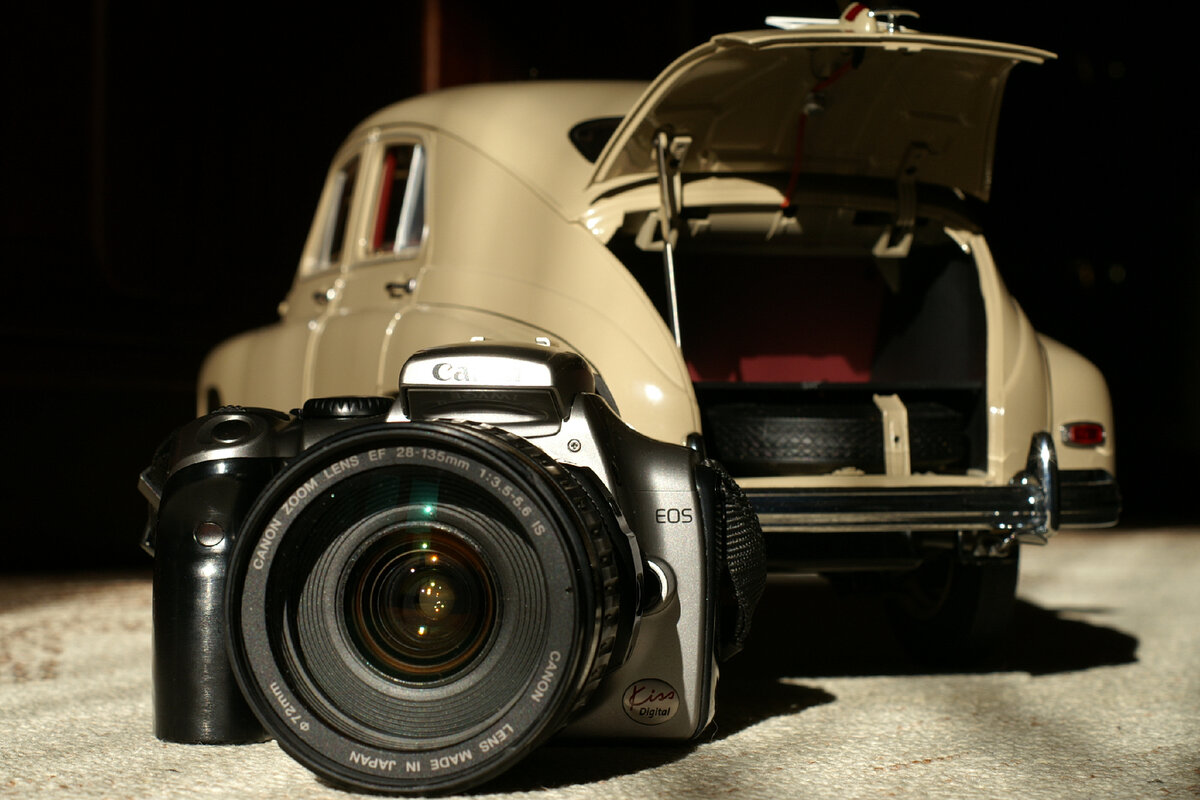 Canon EOS 300D (Digital Rebel на американском рынке или Kiss Digital - на японском)