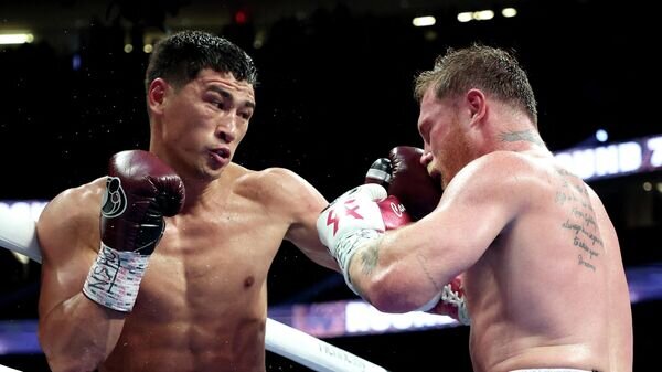    Дмитрий Бивол (слева) и Сауль Альварес© AFP 2022 / AL BELLO