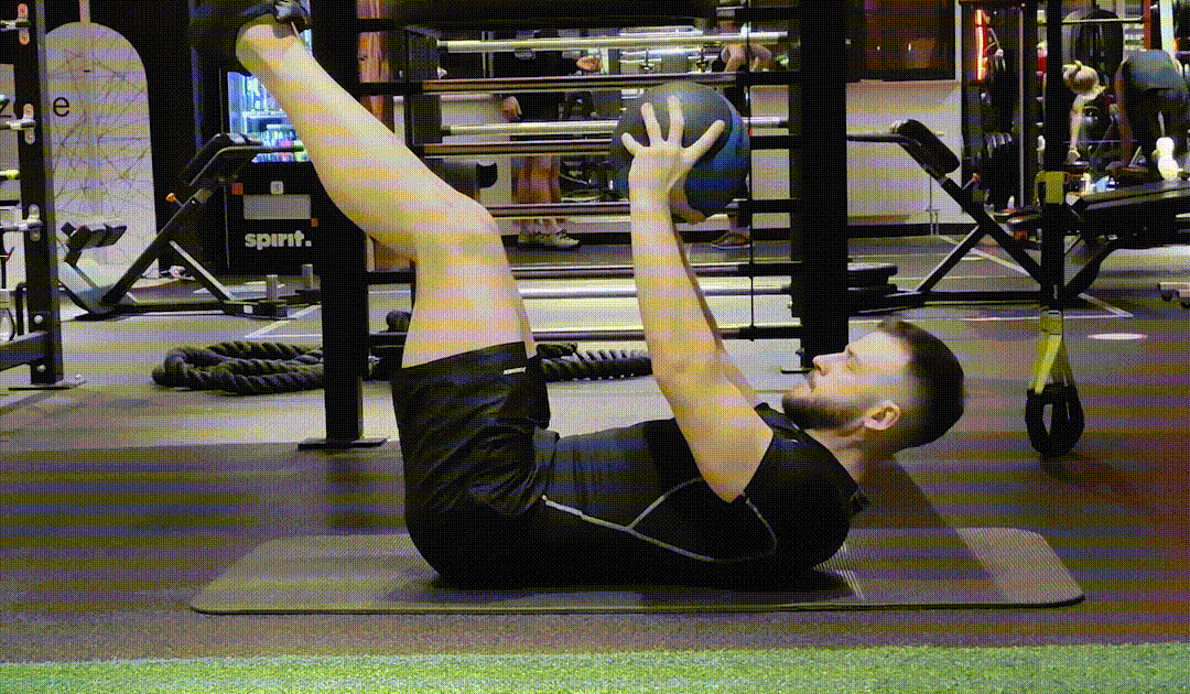 При упражнении "Подъем корпуса" мы не отрываем поясницу от пола - так мы будем прокачивать только мышцы пресса. Мяч - полезный, но не обязательный атрибут для занятия. Ноги тоже не обязательно поднимать, поднимают их люди, которые тренируются давно. Для усиления эффекта