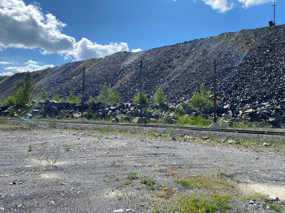 Отвалы породы из карьера ЛГОКа, Губкинский район, Белгородская область.