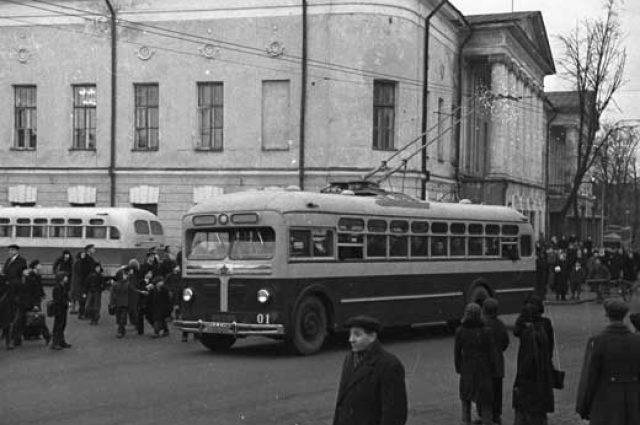 Пуск троллейбуса 6 ноября 1952 года. (Источник: https://vlad.aif.ru/society/details/1375063)