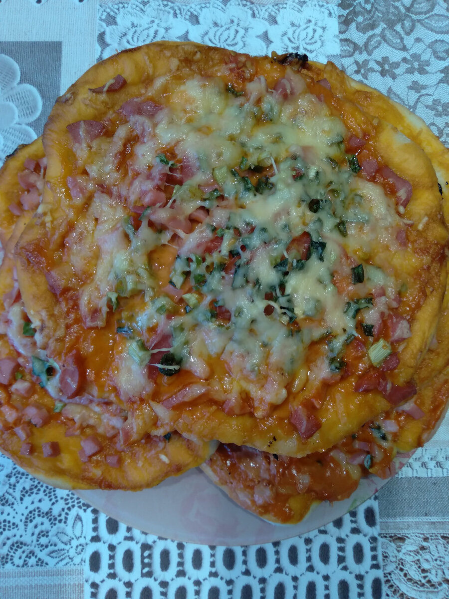 Пицца с колбасой