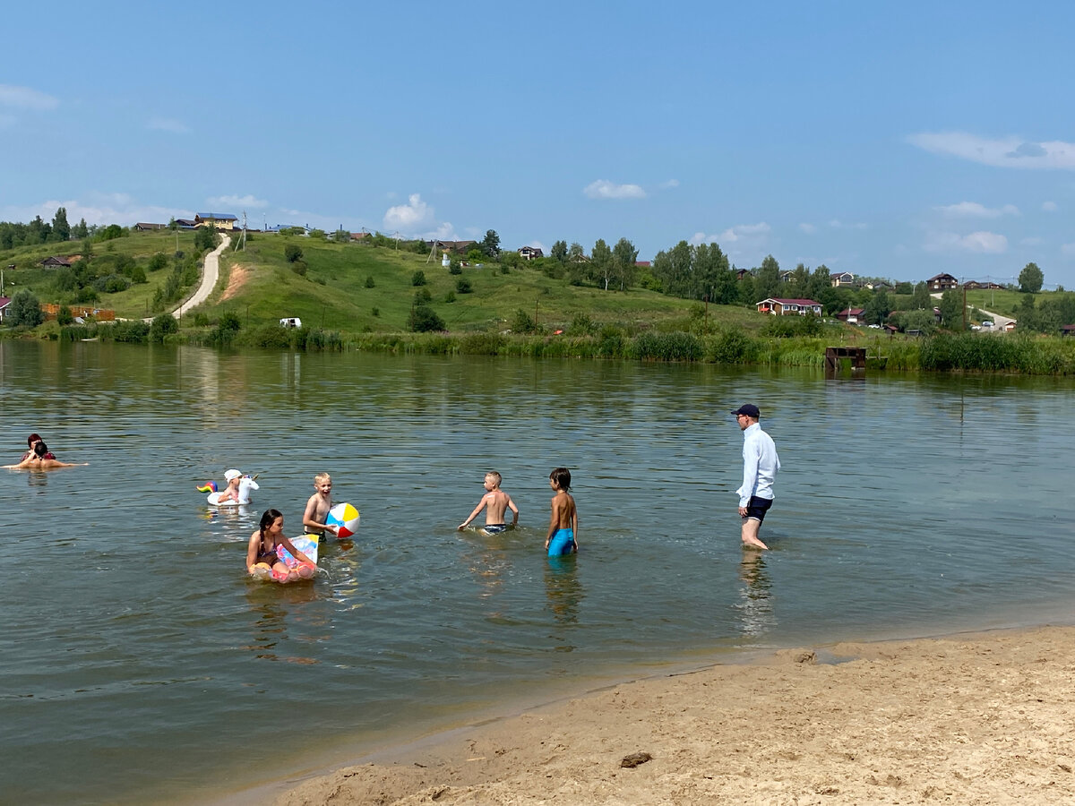 Платный песчаный пляж в загородном клубе 