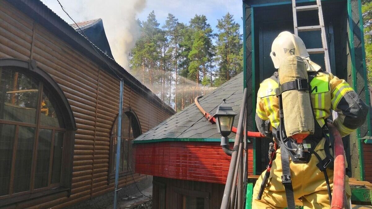    Тушение пожара в придорожное кафе возле Тольятти© ГУ МЧС России по Самарской области