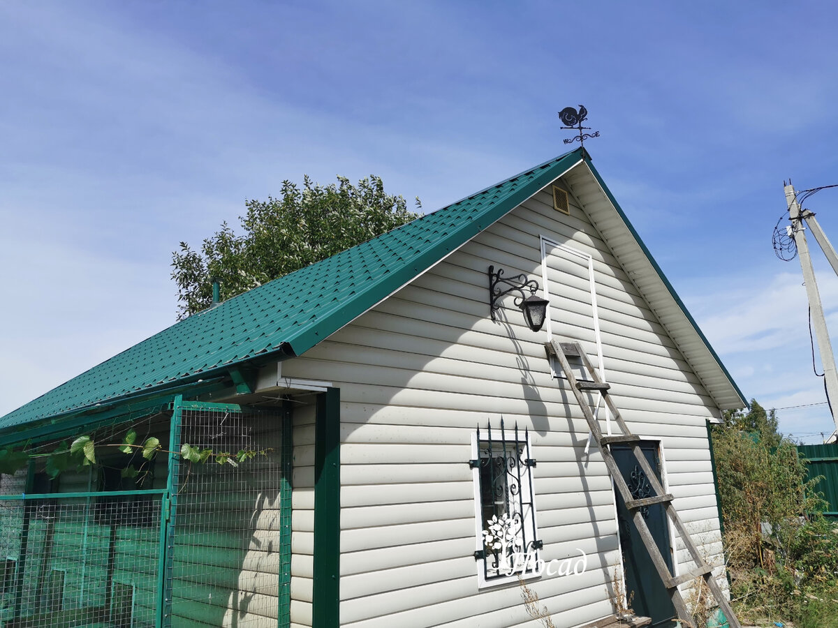 Сарай, обшитый сайдингом Дёке профиль блокхаус.