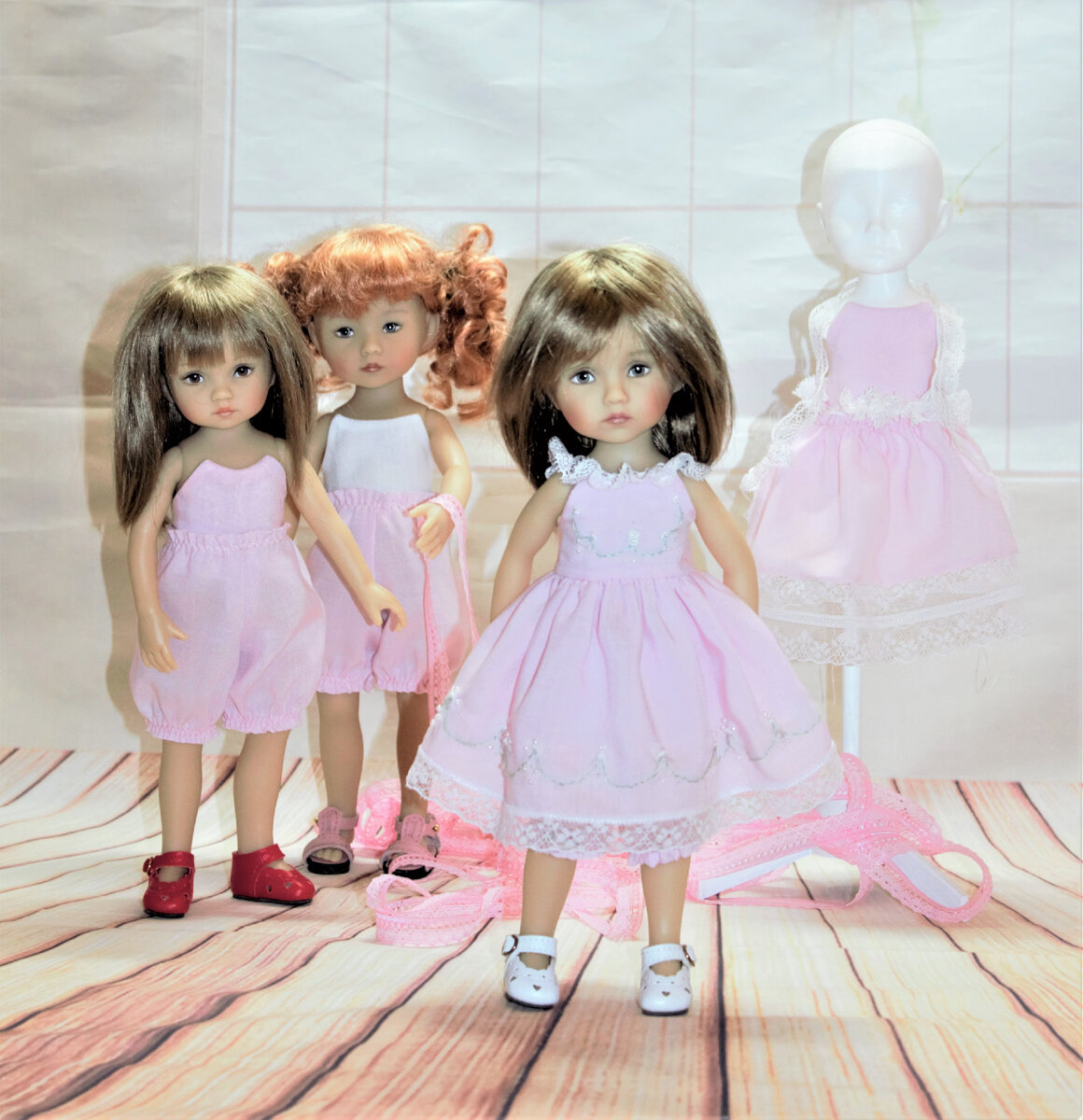 На 3 куколки больше. Три куклы. Три куколки фото. Куклы сестрички рыжие. Три куклы с тёмными волосами у одной из них светлые.