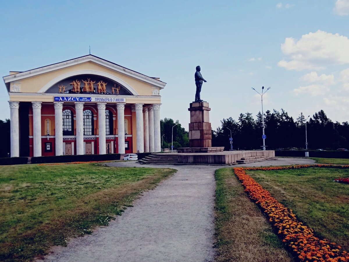 Современный Музыкальный драматический театр Республики Карелия на площади Кирова 