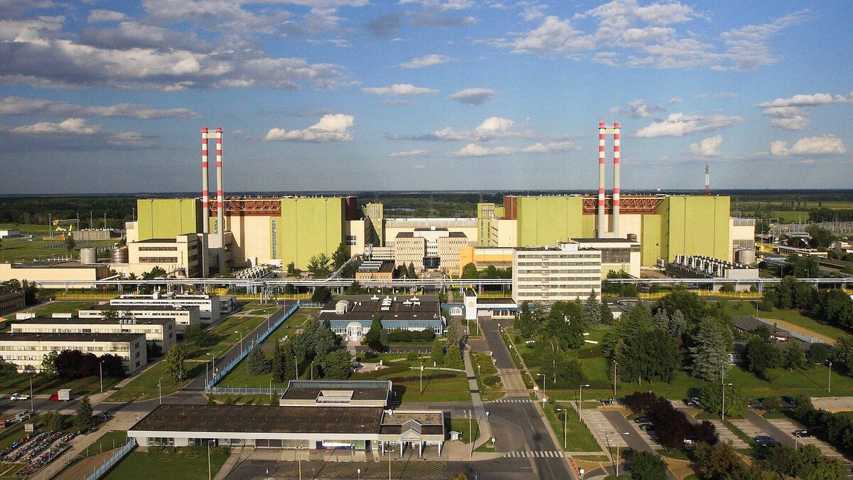 Пока в "Старом свете" ломают голову, как сэкономить энергию, российский РОСАТОМ получил разрешение на постройку двух атомных реакторов на венгерской АЭС Пакш-2, построенной, к слову, по советскому образцу. Это единственная АЭС в Венгрии. К слову, сам проект был задуман ещё в 2009 году и с тех пор еврокомиссия и другие регуляторы тормозили этот процесс.