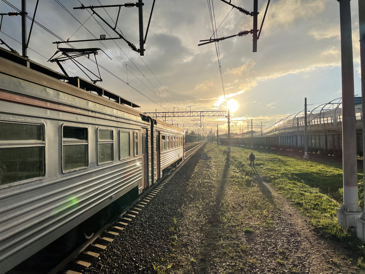 Зачем нужно подвешивать двойной контактный провод на железной дороге ...