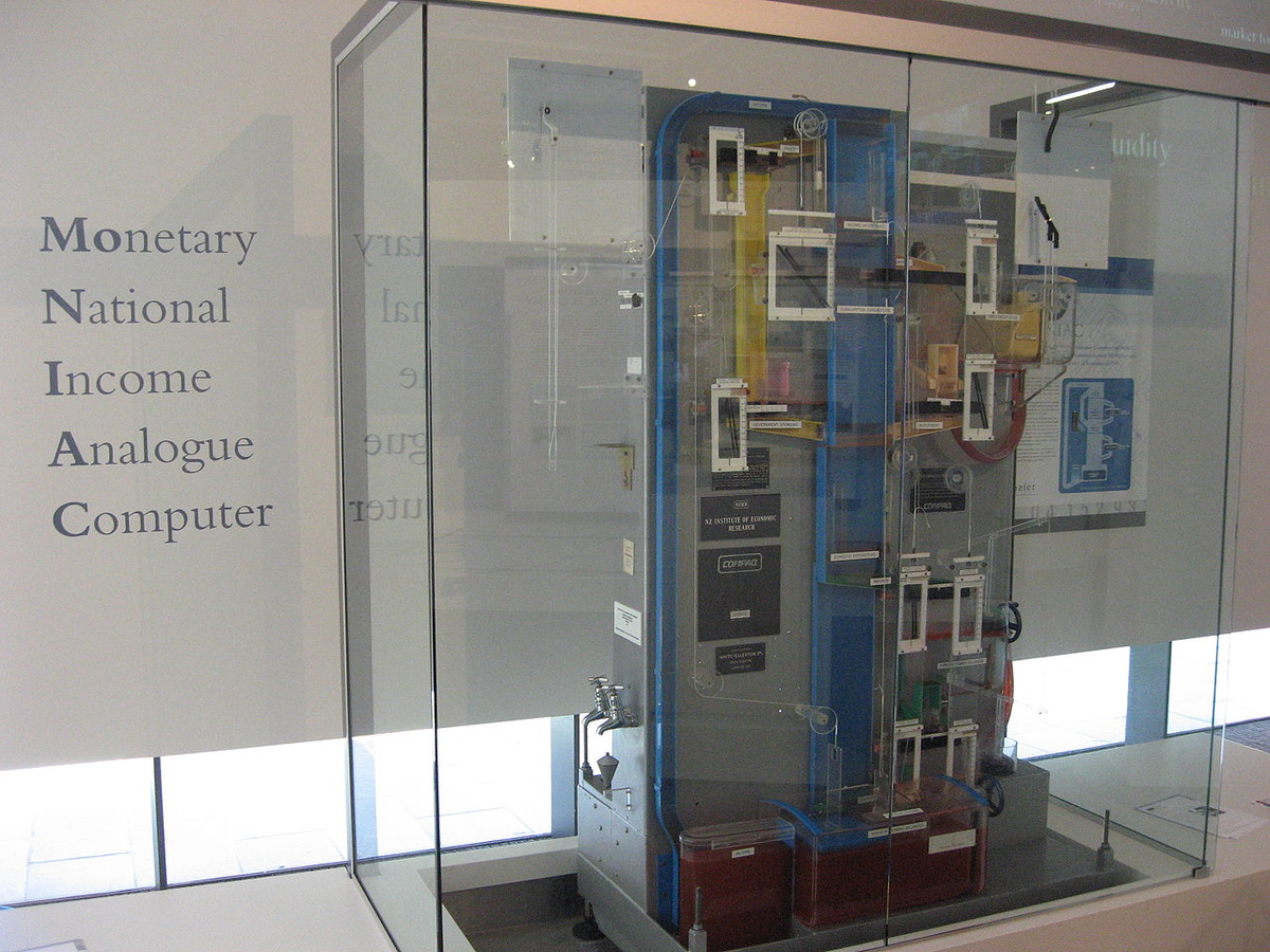    Аналоговый компьютер MONIAC использовал флюидику или «струйную логику» для моделирования процессов экономики.Wikipedia.org