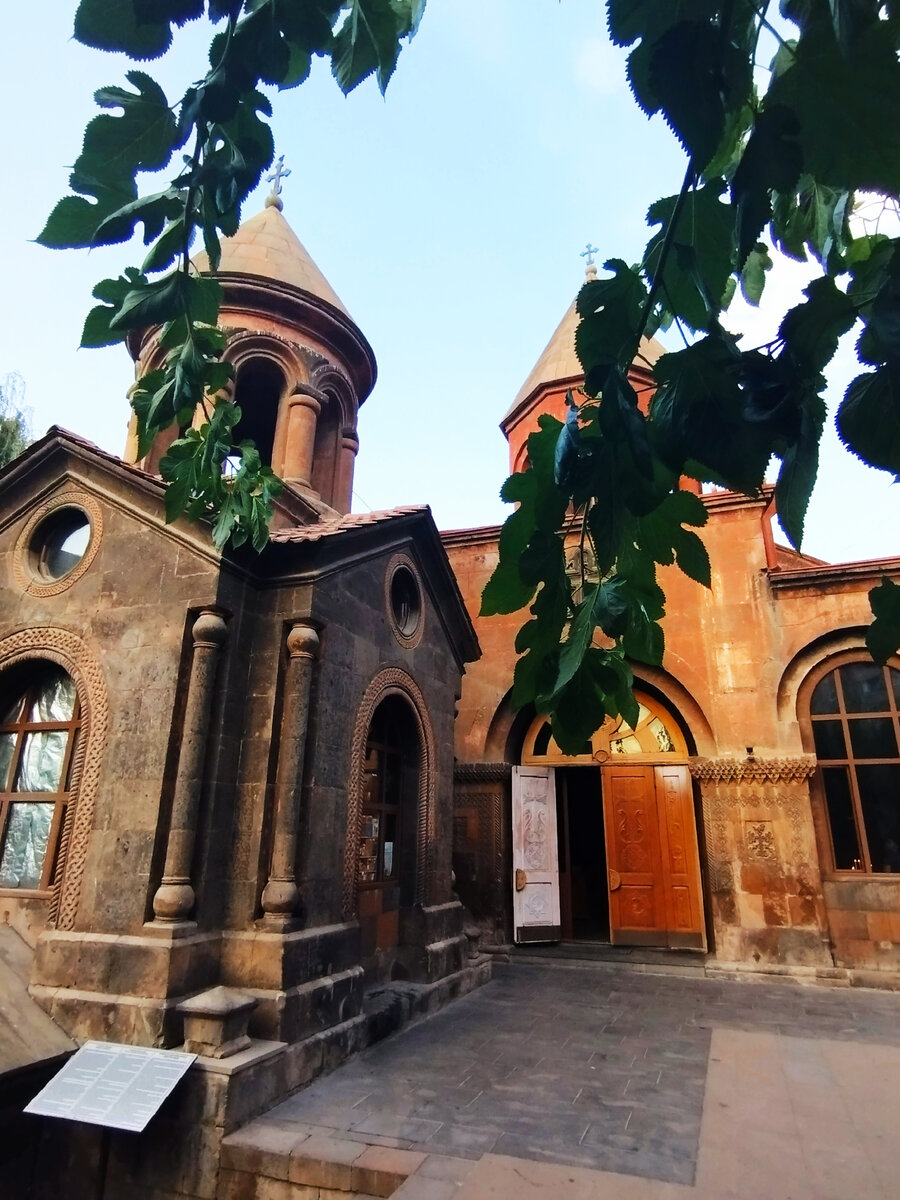 Церковь Сурб Зоравор Аствацацин, основана в 9 веке. Авторское фото.