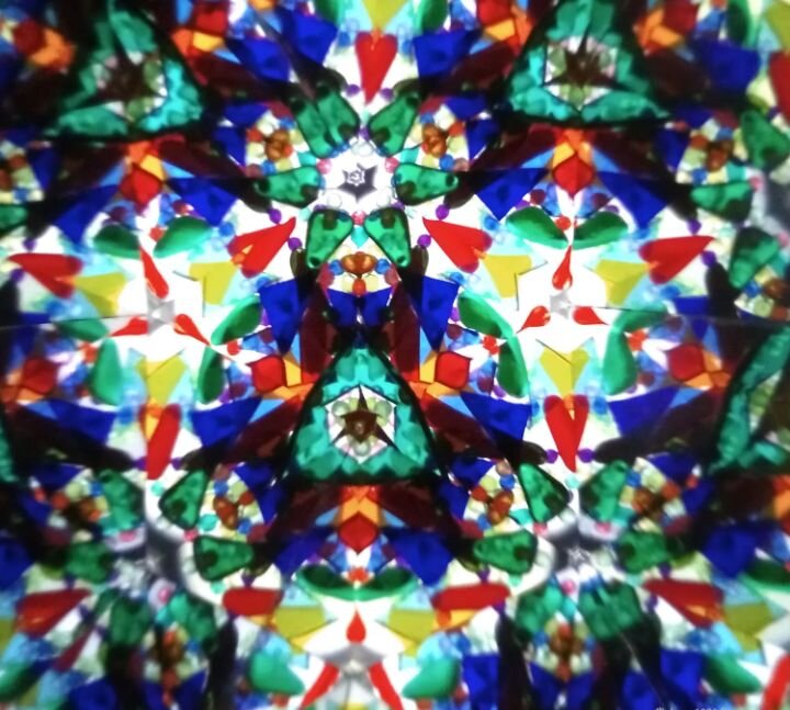  Фото из открытых источников . Детская игрушка ,,Калейдоскоп ,, была устроена так ,что получались разные цветные узоры.  Но кто знает ,может в человеке есть собственный ресурс создавать на собственном внутреннем экране интереснейшие изображения .