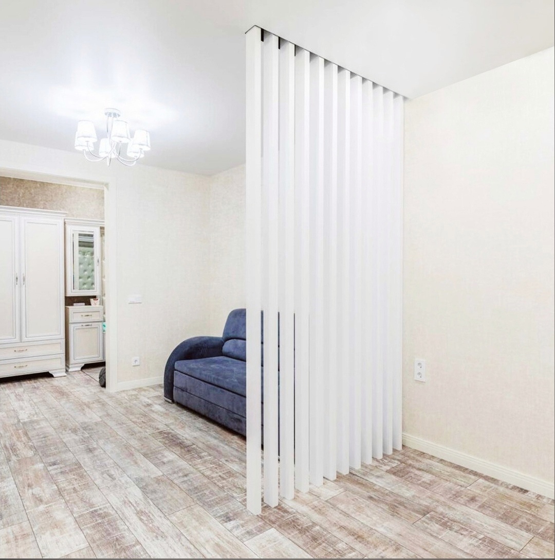 Варианты декоративных перегородок и натяжных потолков (листайте карусель)