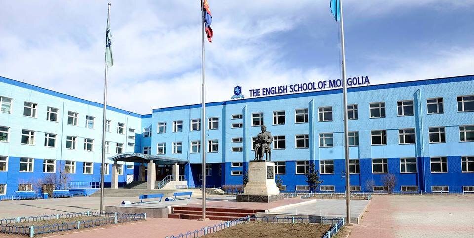 Корпус The English School of Mongolia. В центре памятник Ю. Цеденбалу - Первому Секретарю ЦК КП Монголии который учился в здании этой школы. Улан Батор, 2021 год