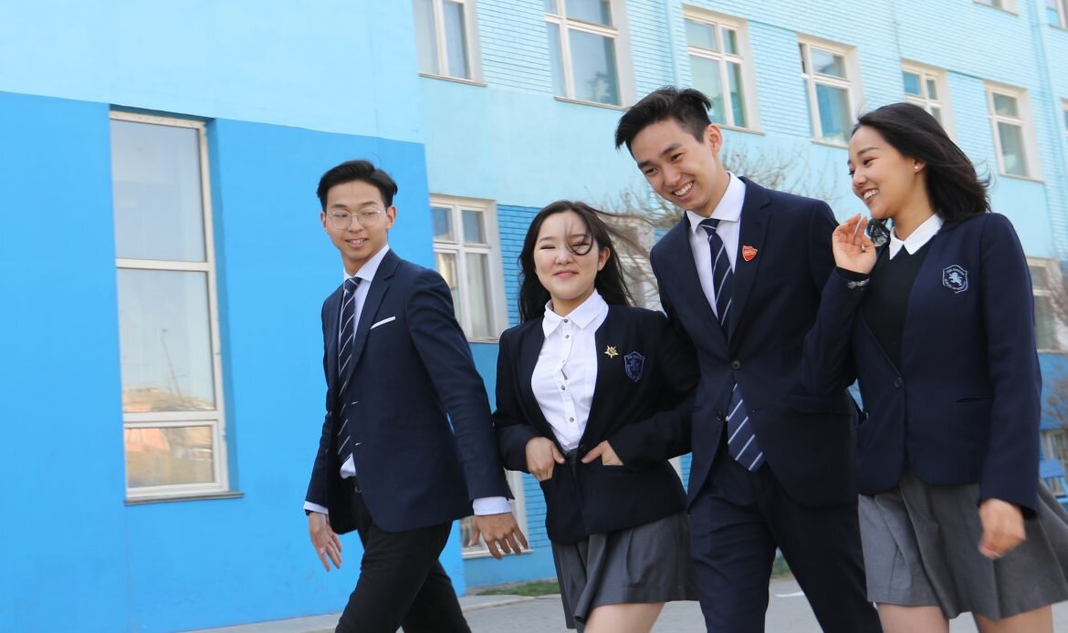 Группа школьников из моего класса возле школы. Улан Батор, 2019 год.