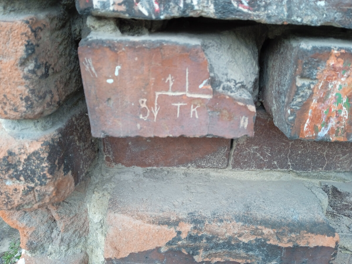 Возможно, это какая-то рабочая схема, которую, по-видимому, было легче процарапать на старинном кирпиче, чем написать краской