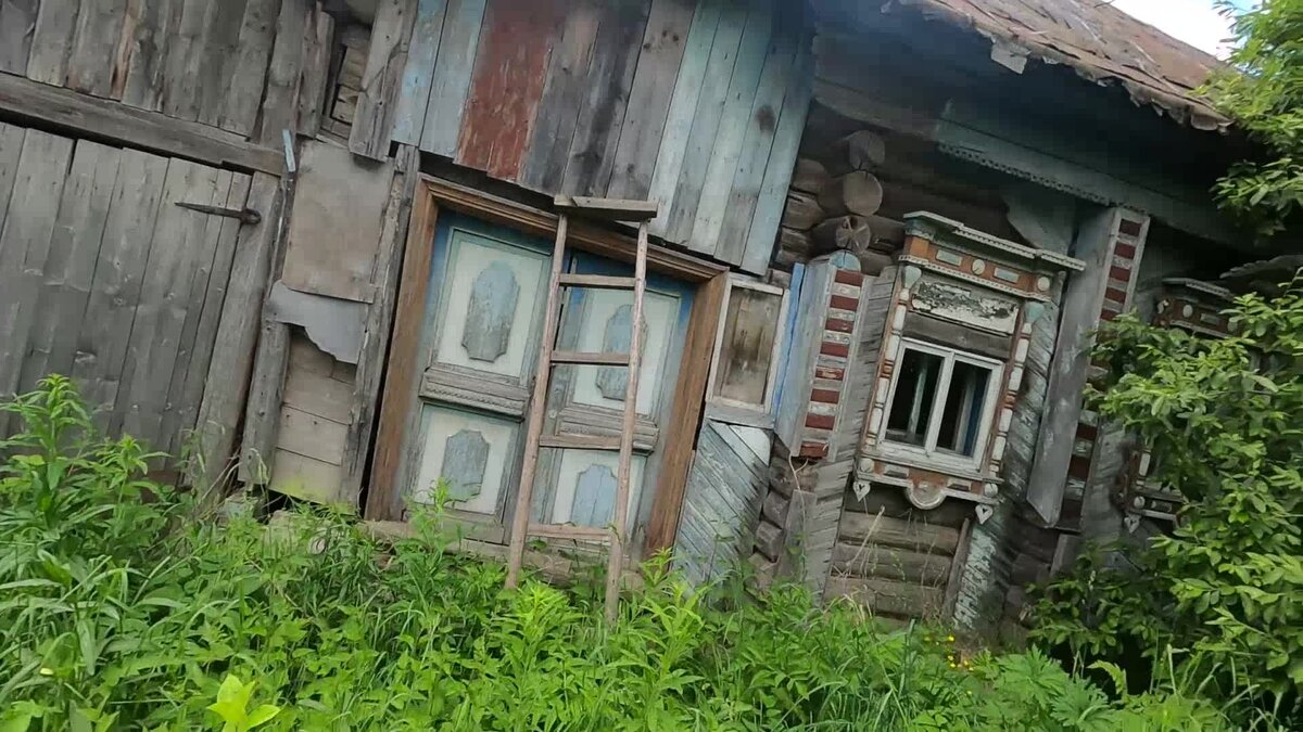 Заброшенный дом в деревне