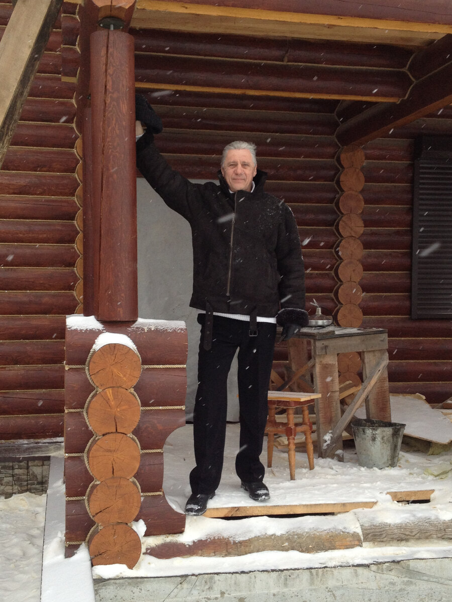 Справа видно, что окно закрывается жалюзи - напрасные траты