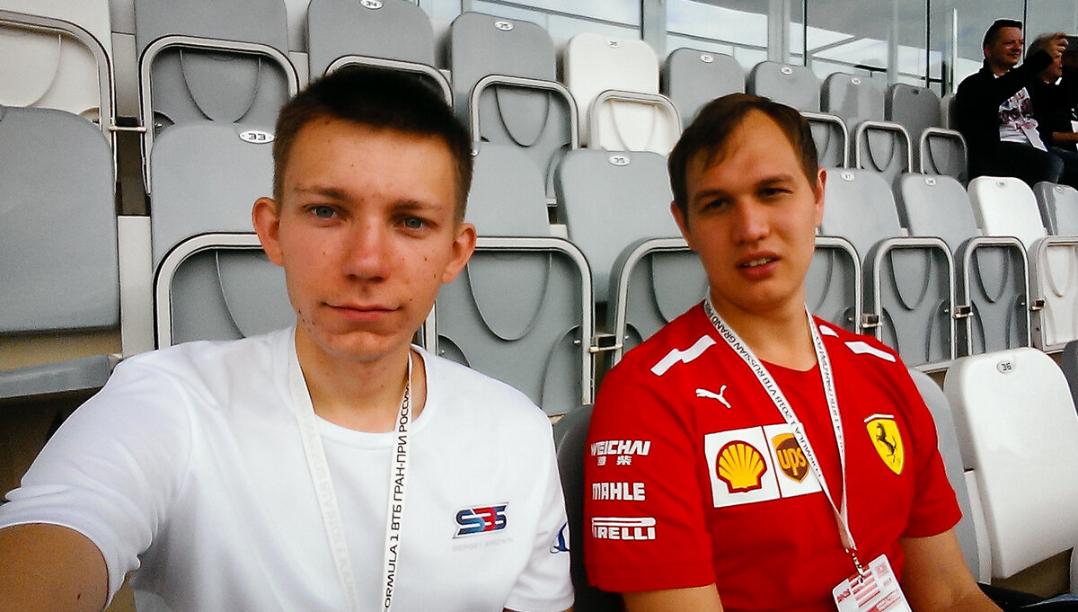 С другом в ожидании заездов, 2018 год. Купили сувениры в виде футболок.