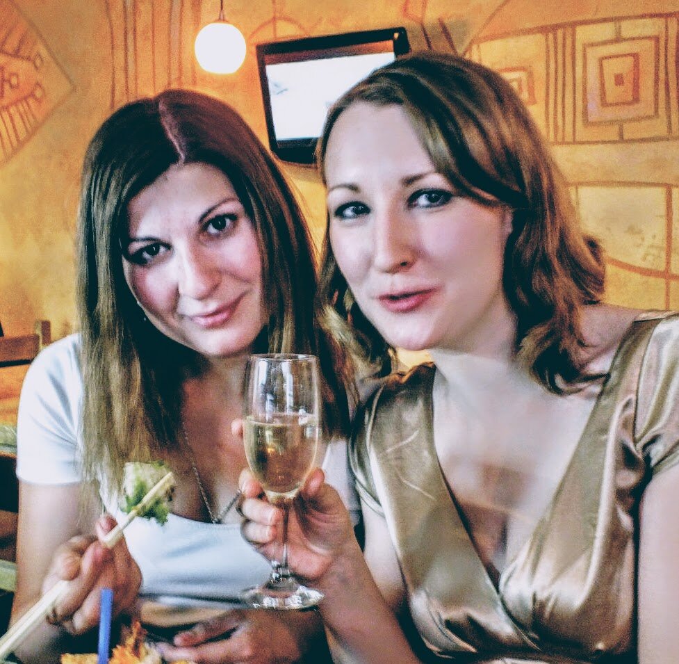 Фотку нашла доисторическую: тут мне, кажется, 27 исполнилось. Или 28. Это мы с  сестрой. Просто актуальных с вином нет. 