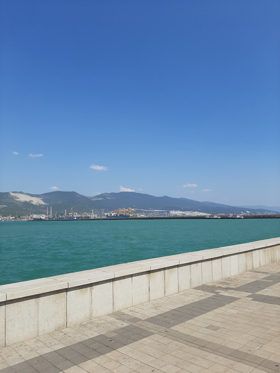 Вид с площади на набережной. Фото из личного архива.