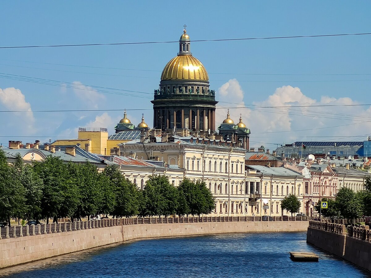 Можно и с таким видом жить за 3000 рублей - номер в отеле неподалеку (рейтинг 9,2) стоит 2871 рубль
