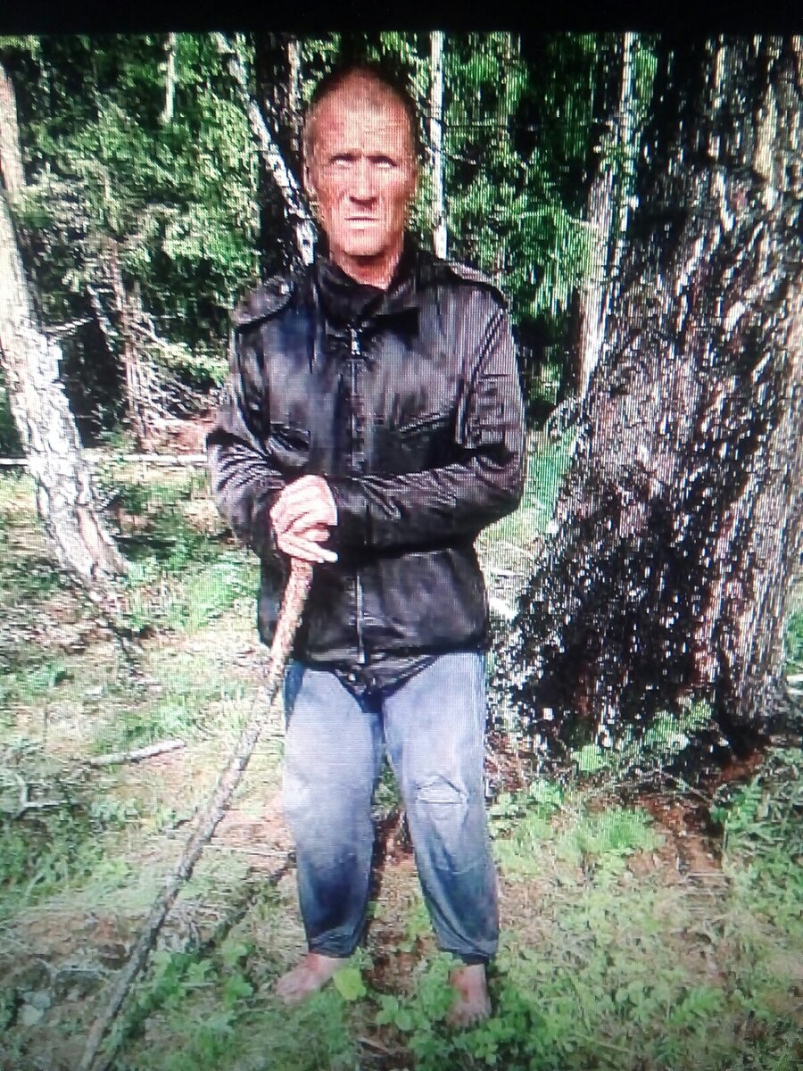 Вячеслав сразу после того,как его нашли полицейские.Мужчина бродил по лесу босым.