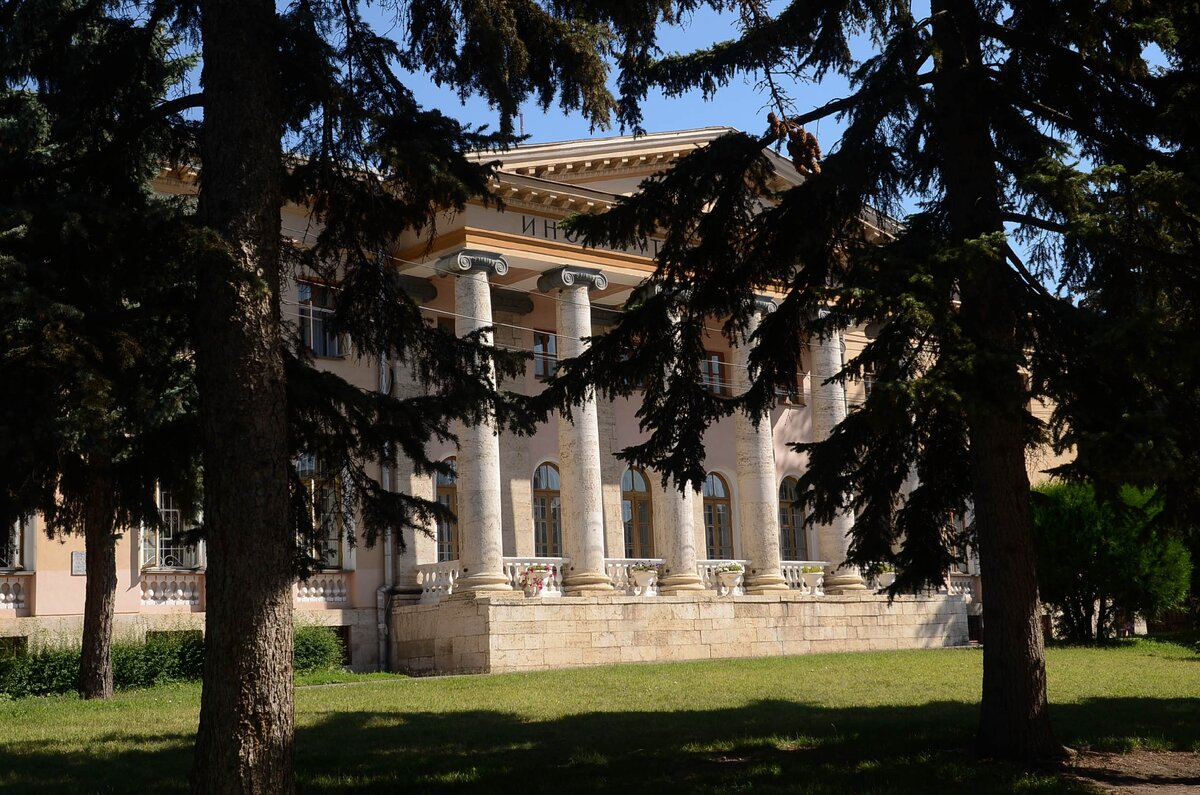 Здание Ресторации, построенное братьями Бернардацци, когда-то посещали А.С.Пушкин, М.Ю.Лермонтов и Л.Н.Толстой. Сейчас здесь расположен НИИ курортологии и физиотерапии. 