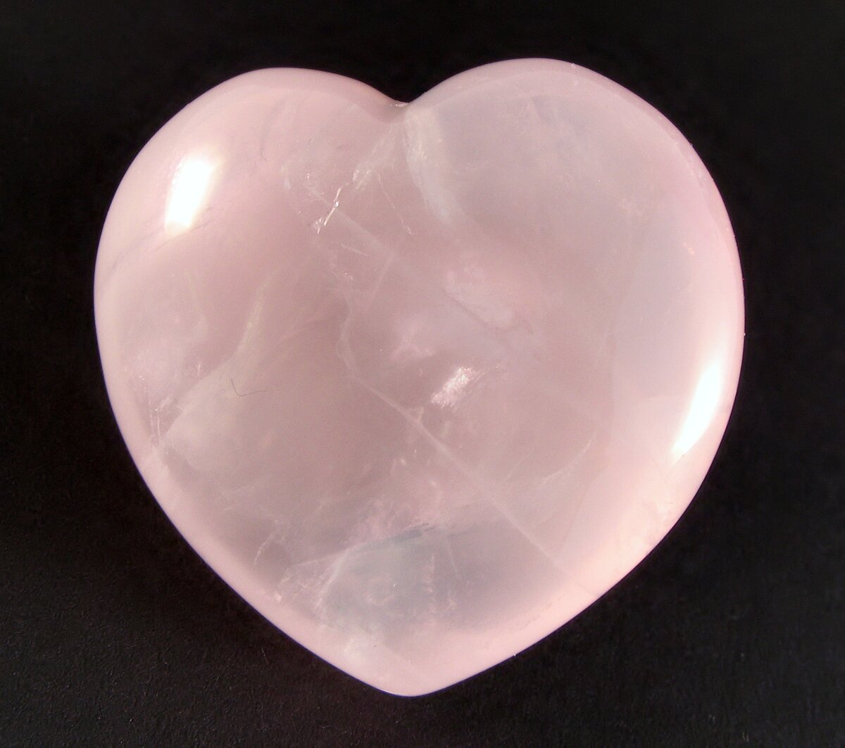 Розовый лунный камень. Розовый кварц камень. Амулет Кристалл розовый кварц. Кварц Джиразоль. Полудрагоценные камни розовый кварц.