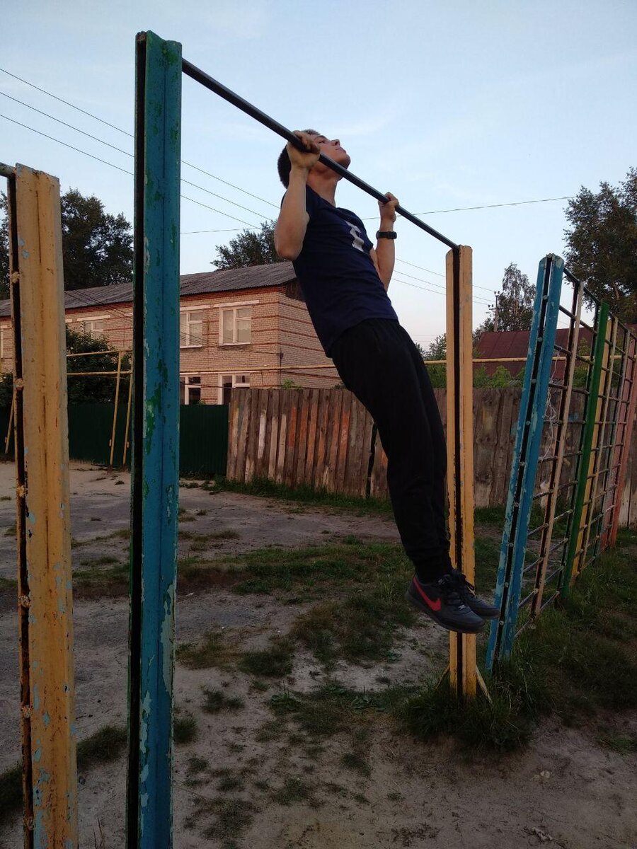 Подтягиваюсь на турнике