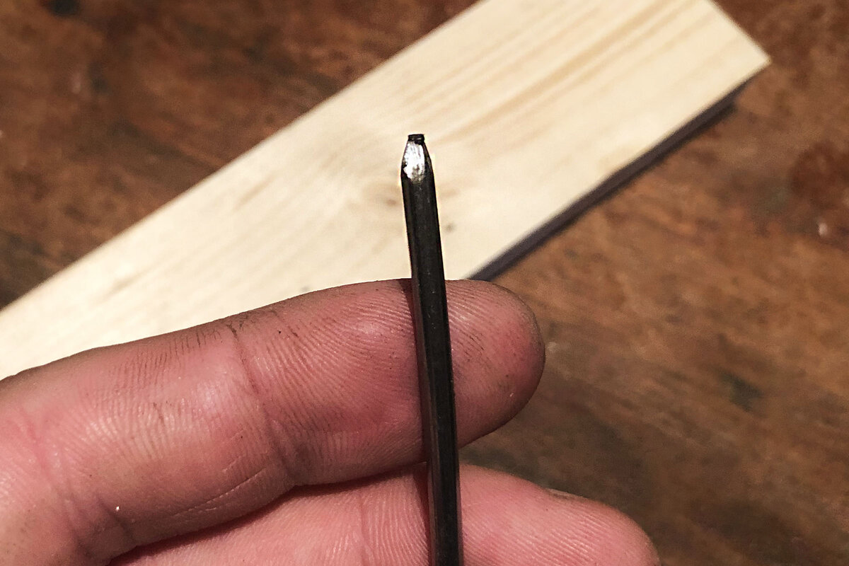 Гвоздь с затупленным острием, этого будет достаточно.