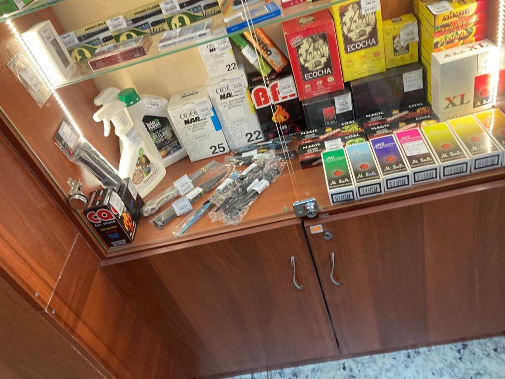 В левом ближнем углу шкафа подделка углей, остальные вообще не ясные угли