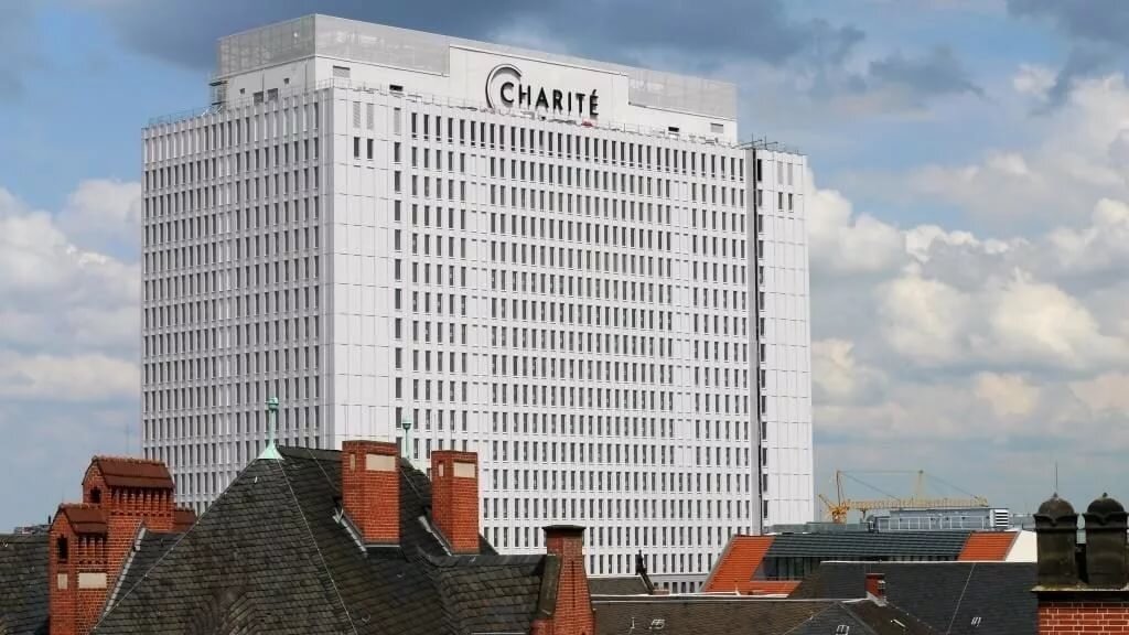 Немецкая клиника Charite, где проходит лечение российский оппозиционер Алексей Навальный, не планирует комментировать «предположения и спекуляции», касающиеся состояния ее пациента. Об этом заявила представитель медучреждения Мануэла Зингль, передает «Интерфакс». «Мы оповестим общественность, когда будут получены новые выводы. Просим отнестись с пониманием к тому, что мы не комментируем предположения и спекуляции», — подчеркнула Зингль.
Таким образом в клинике отреагировали на появившуюся ранее в ряде СМИ информацию о том, что немецкие специалисты рассматривают, в том числе, версию о том, что Навальный якобы мог быть отравлен «Новичком».