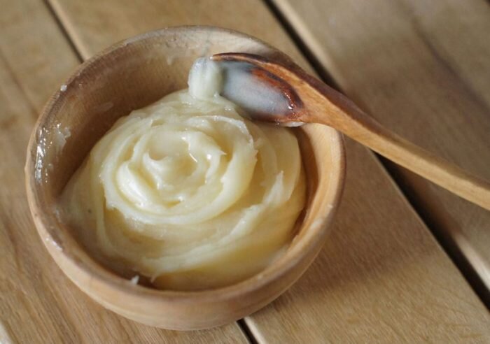 При кристаллизации кипрейный мед становится белым