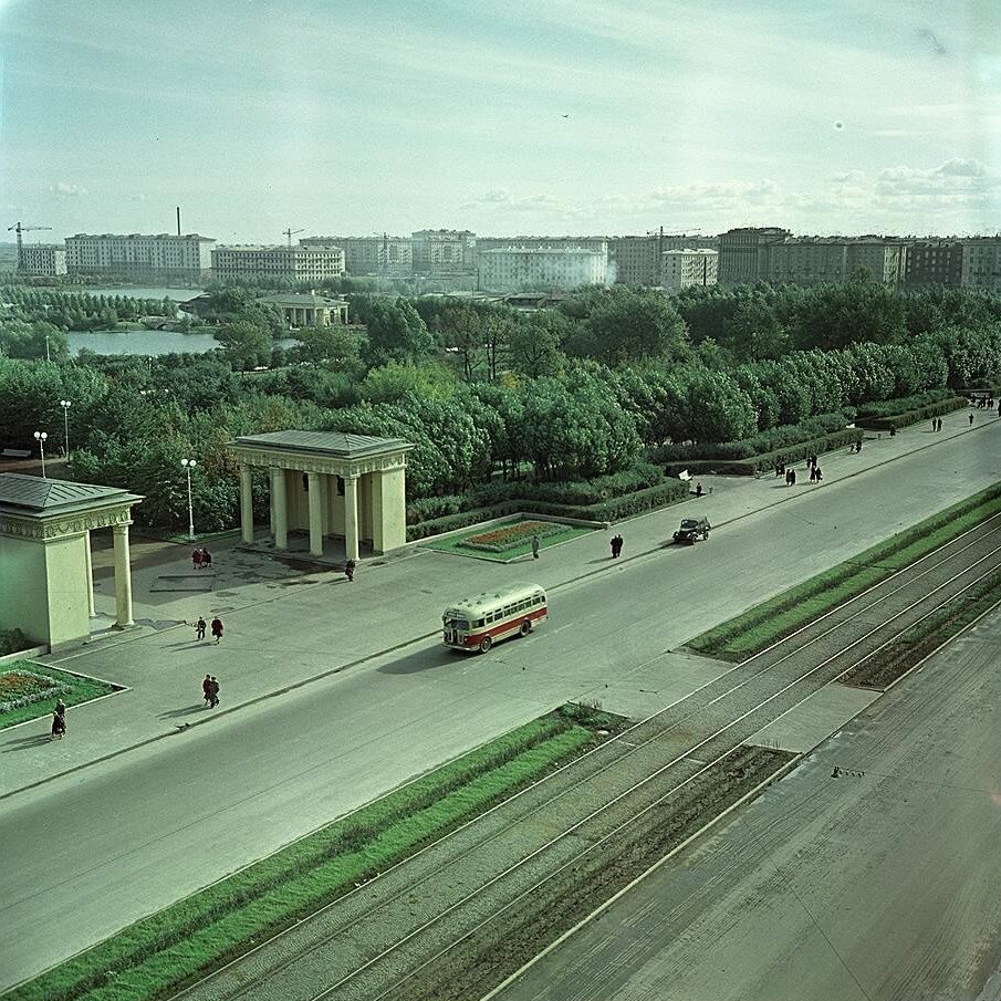 Центральный вход в Московский парк Победы. 1950-е гг. Автор фото — И. Б. Голанд 