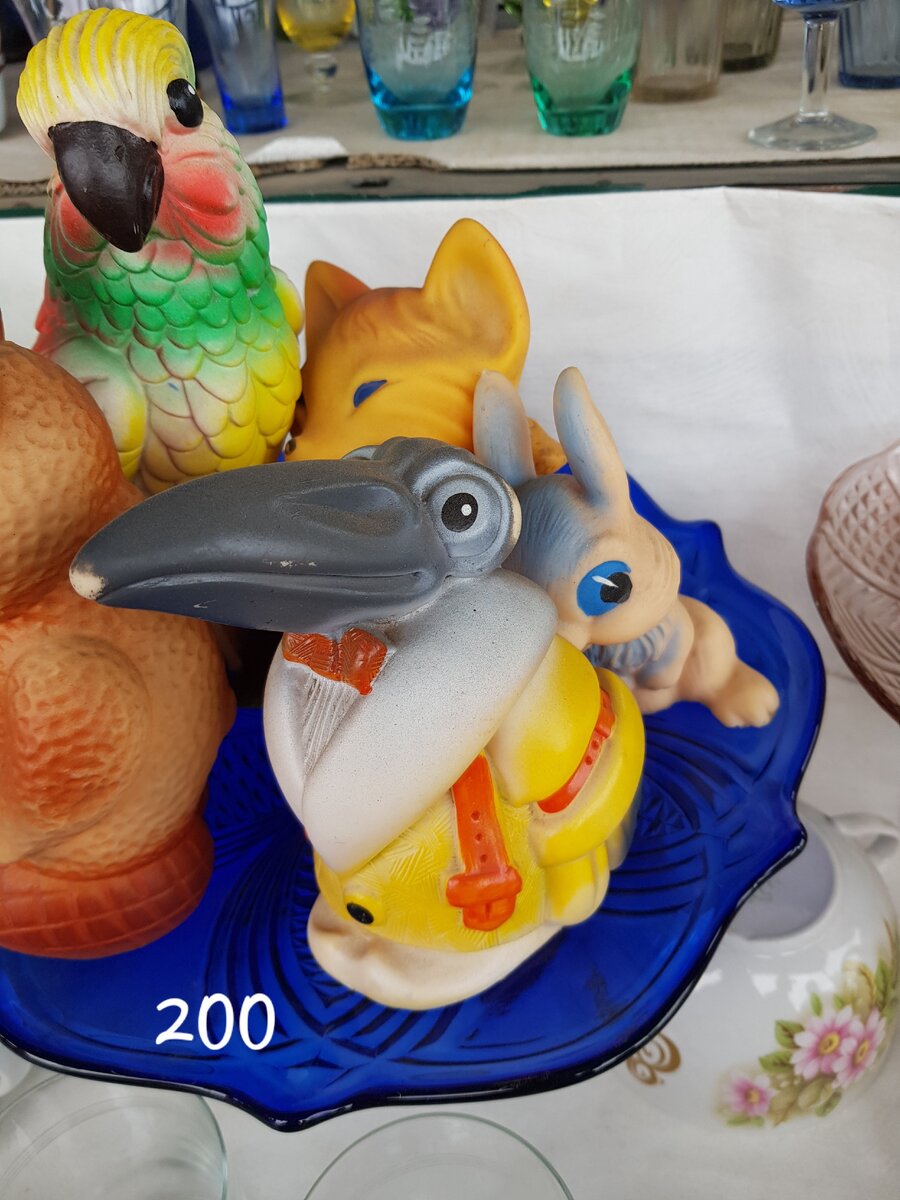 Резиновый ворон в пальто, на заднем плане лисичка и заяц