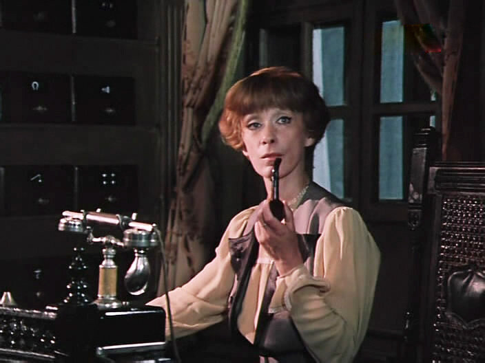 Вещь – типичная для эпохи, когда нам показывали женщин-боссов с неустроенной личной жизнью. Скриншот. Источник - YouTube.