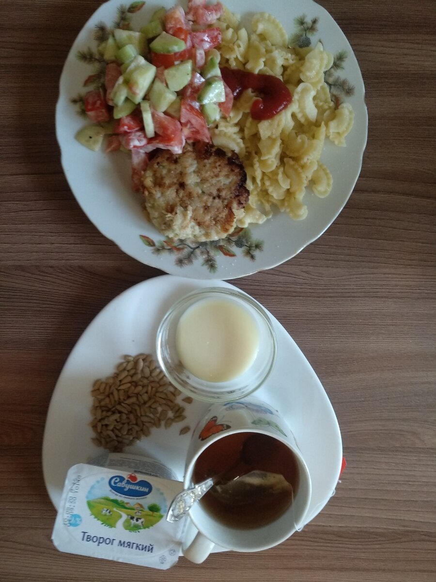 Обед, котлета рыбная невкусная+ещё салата