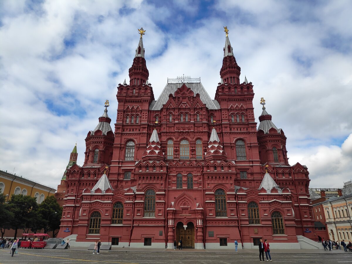 Главная площадь столицы и всей страны является самым популярным местом для посещения в России среди туристов со всего мира. Красная Площадь - это сосредоточение всей истории государства с самой глубокой древности до нынешнего времени. Экскурсоводы готовы рассказывать об этом месте часами. Здесь есть всё: от захватывающих дух величественных кремлёвских стен и башен, до изумительных соборов и храмов, созданных лучшими русскими и зарубежными мастерами. Уже долгие десятилетия именно на Красной площади начинается знакомство тысяч юных москвичей и россиян с родным городом и страной.
