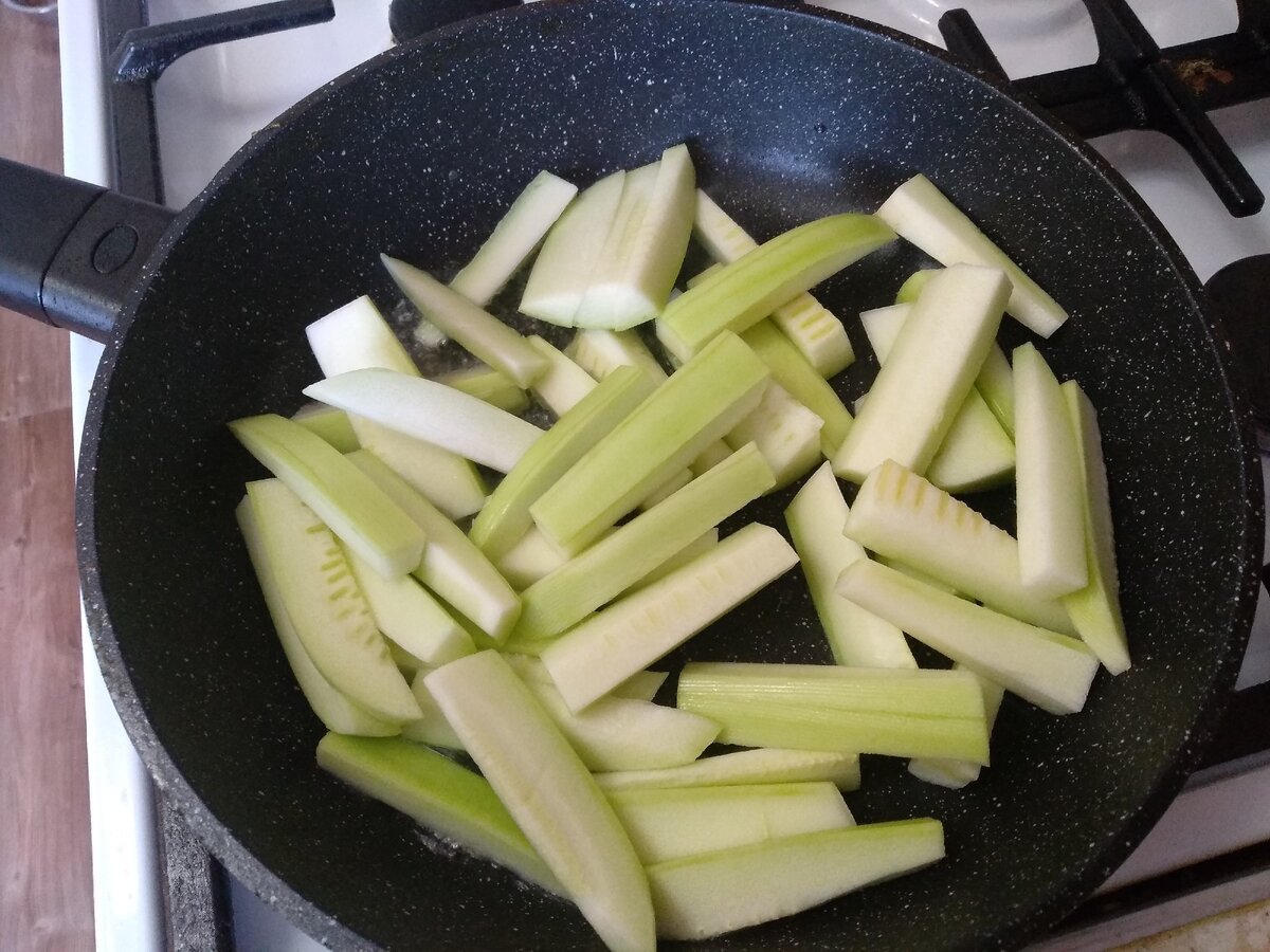 Кабачков на сковороде самый вкусный. Кабачки на сковороде. Кабачки жареные брусочками. Кабачки в соевом соусе. Кабачки брусочками на сковороде.