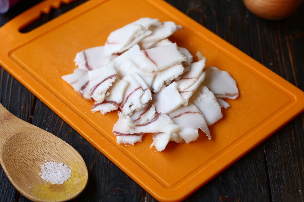 Нарезаю сало